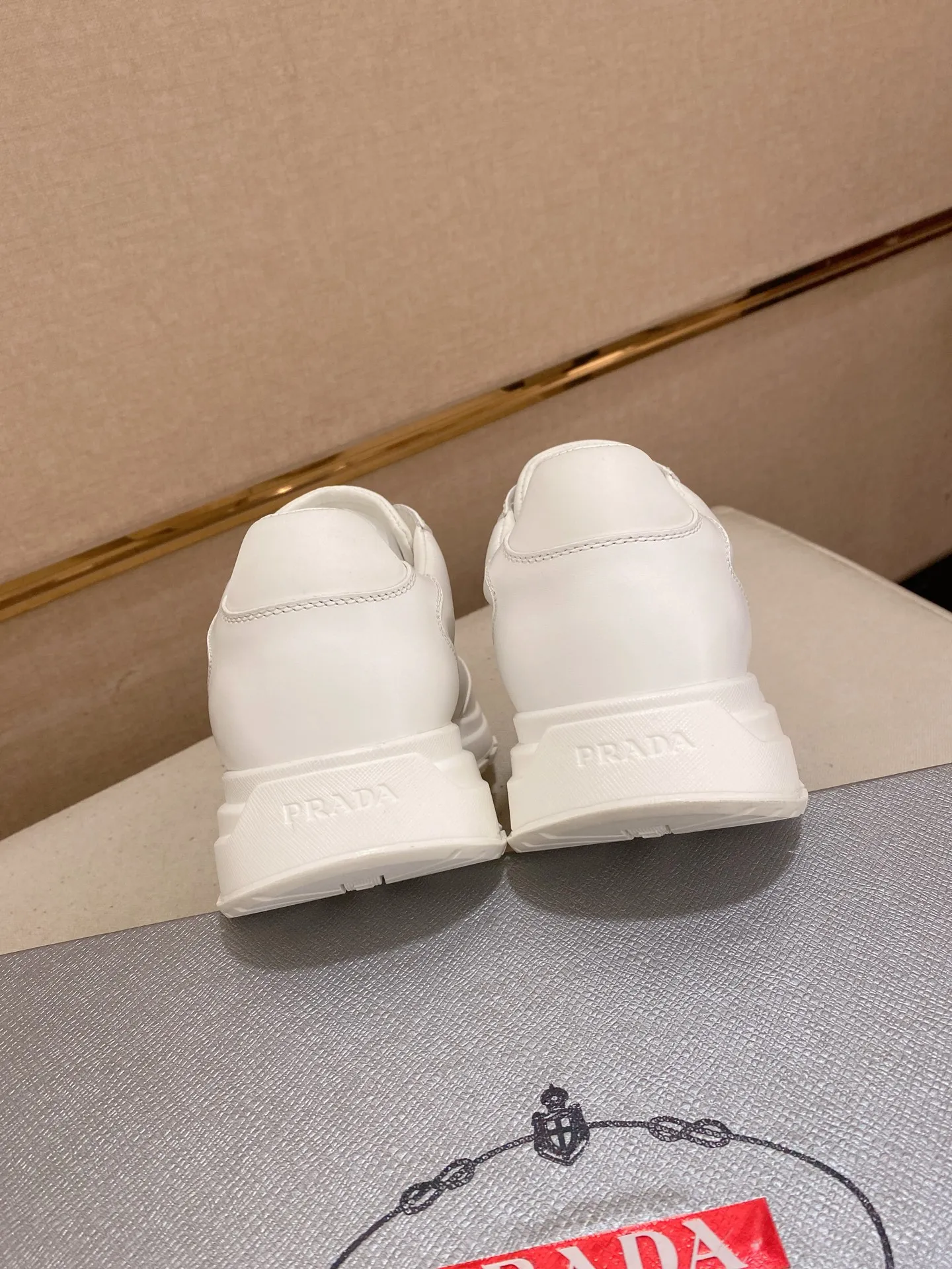 Men's shoes 💰 580💰 ✔️✔️✔️Higher version High-quality new PRADA (Prada) counters are launched simultaneously. The new men's shoes and 😘 fabrics are made of high-tech glue-spraying technology. Lining: Full cowhide lining. 👍🏿 High-end ☄️ air-cushion molded anti-slip rubber outsole, exquisite lines, simple and elegant, comfortable and high-end for leisure travel. Code number: 38 to 44 (45 can be customized and cannot be returned or exchanged)